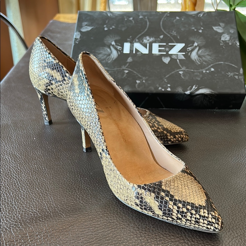 Women's Snakeskin Pumps - Black and Cream